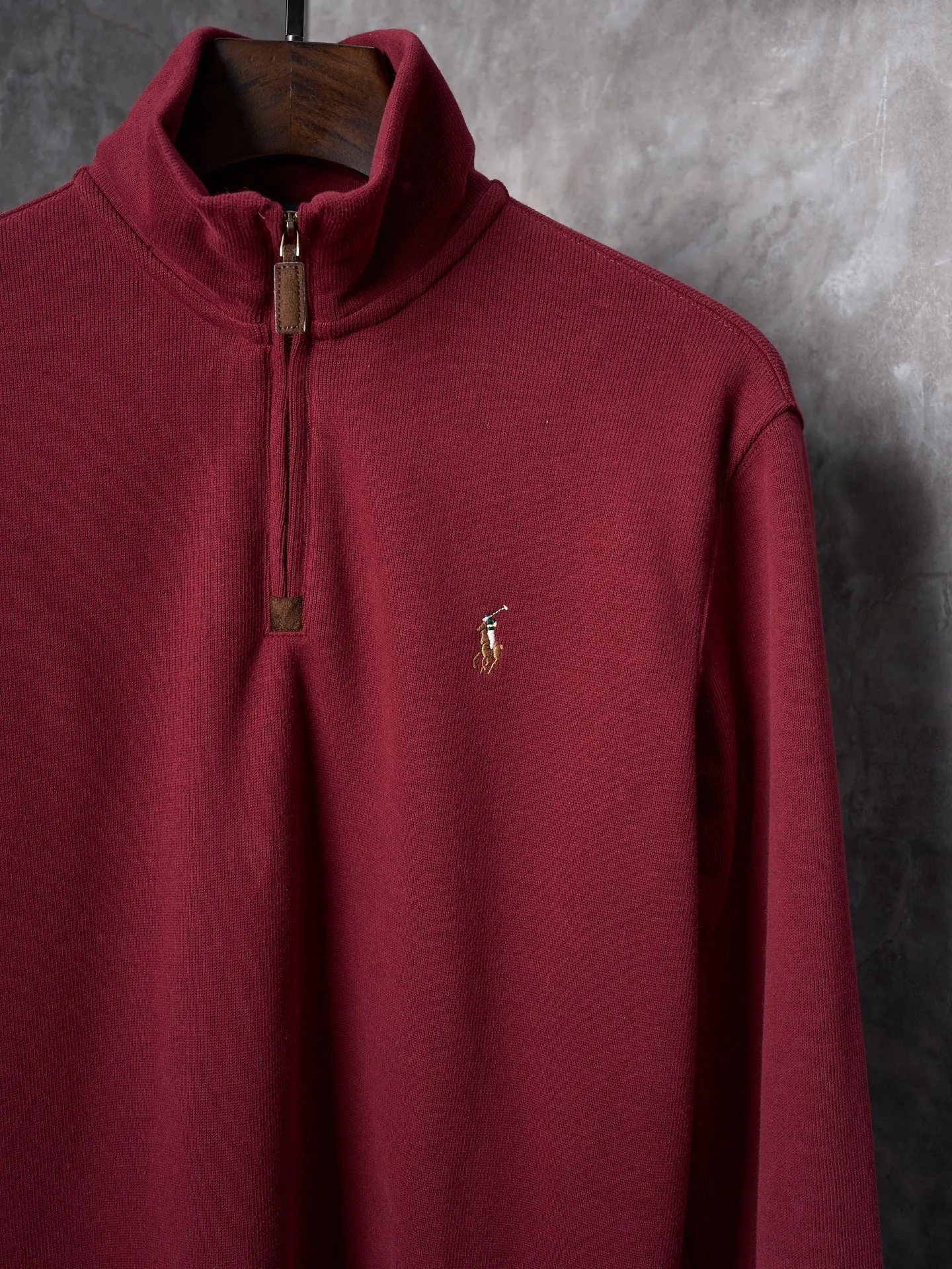 P350 Actual auction】Ralph Lauren/Ralph Lauren colorful pony logo embroidered zipper half turtleneck sweatshirt [Ready stock] S M L XL Customized Yayun essence cotton velvet material, soft and silky, comfortable and skin-friendly. It is based on low saturated brown and red and incorporates a hint of mystery of purple. The exquisite colorful pony logo jumps into burgundy and brings its own focus. It is fully recognizable. Simple and smooth lines outline the overall outline. The half-zip design is sublimated. The leather pull tab of the zipper head is aged, retaining slight rough edges, and hiding unintentional beauty. In the name of design, we create a new fashionable realm for sweatshirts. We use imported machine embroidery technology and use advanced computer control systems and precision mechanical components to realize pony logo embroidery operations. High precision. The lines are smooth and delicate. The fabrics have been washed and have a better hand feel. Not easy to deform, not easy to shrink, not easy to fade. Maintain long-term beauty and fit.